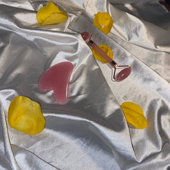 A rose quarts face roller PLUS a rose quarts gua shu 💗🤞🏼 - Picture 1 of 4